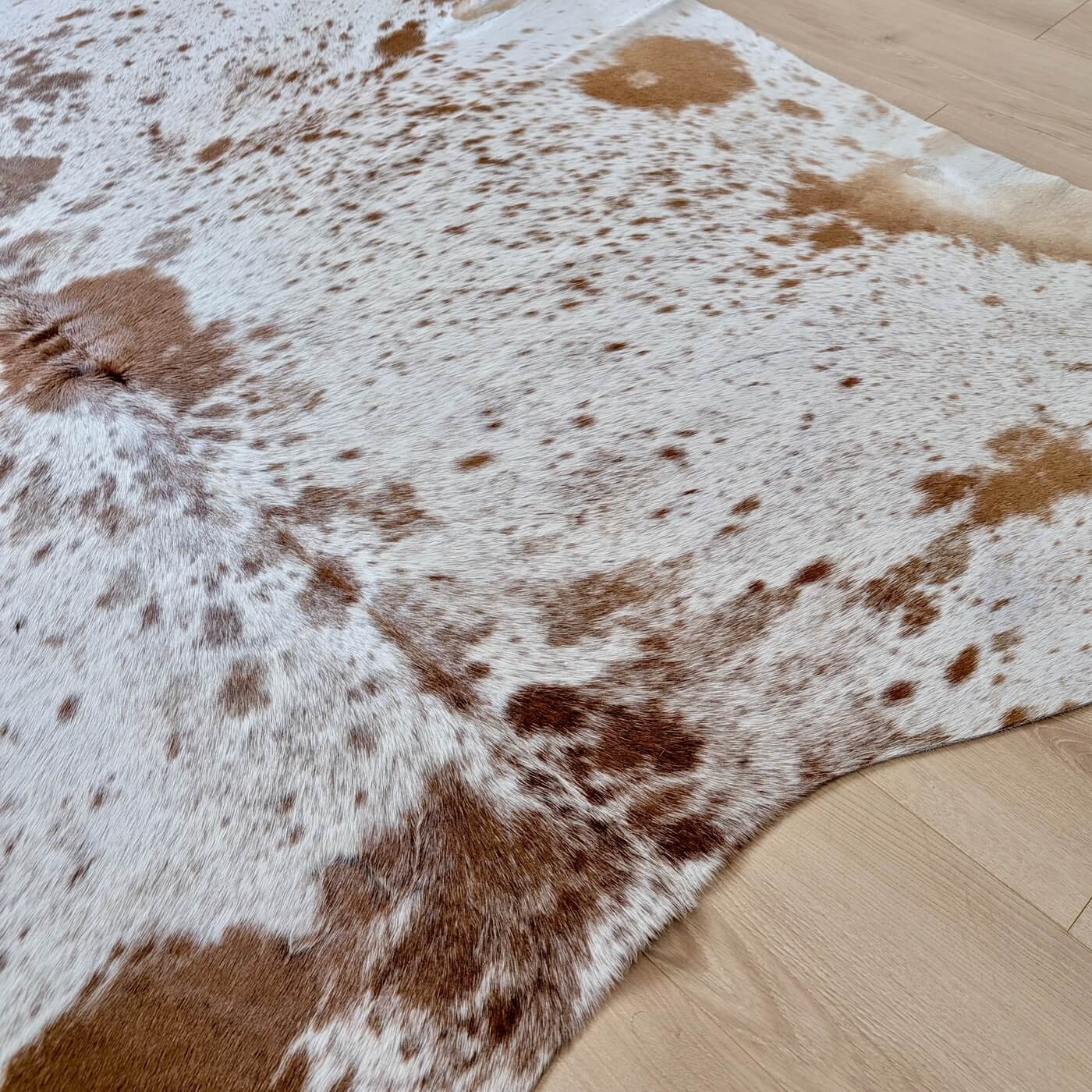 Covor din Piele de Vaca - Alb & Rosu Pestrit (225cm x 225cm) - partea de jos