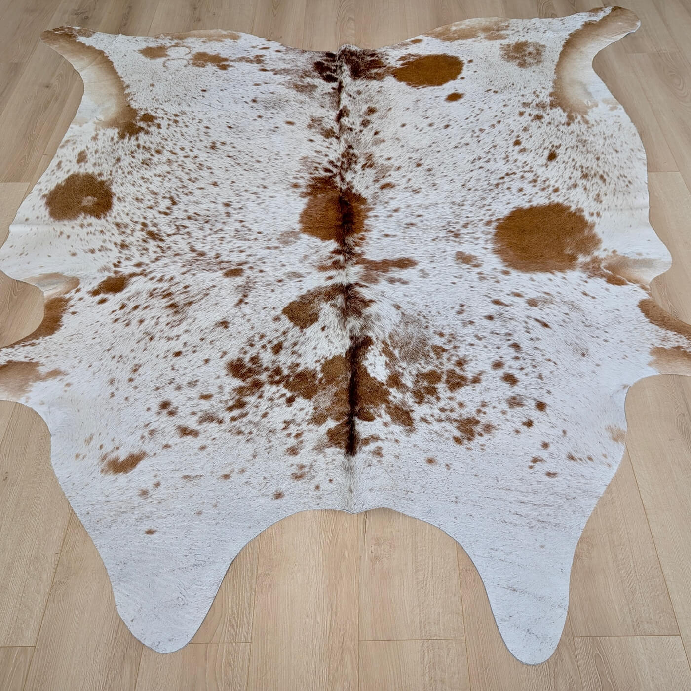 Covor din Piele de Vaca - Alb & Rosu Pestrit (225cm x 225cm) - de sus