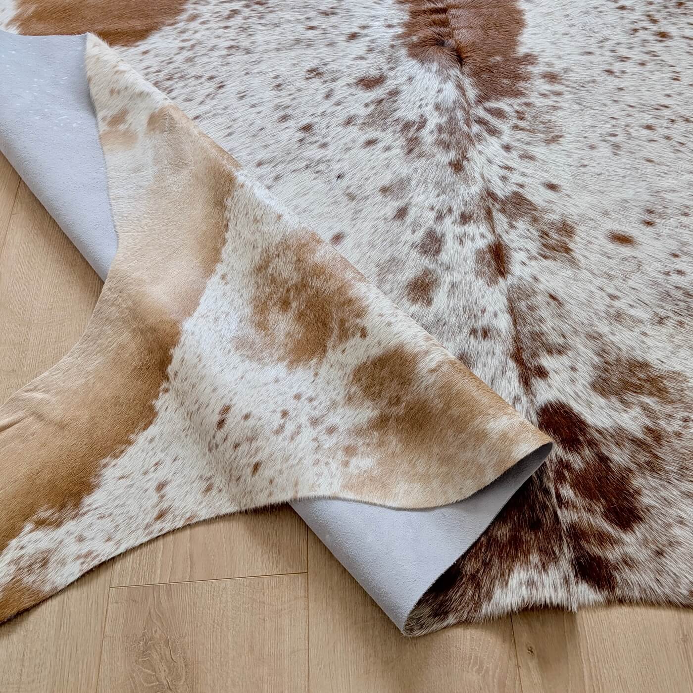 Covor din Piele de Vaca - Alb & Rosu Pestrit (225cm x 225cm) - calitate superioara