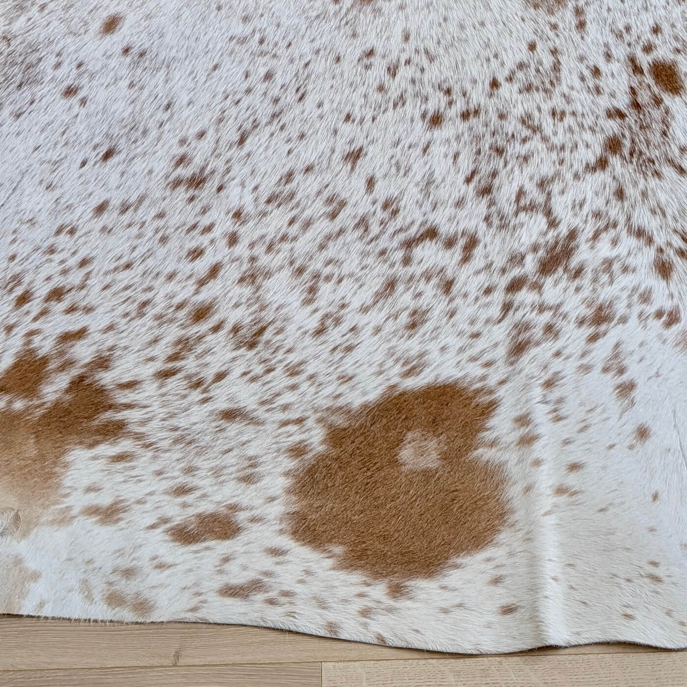 Covor din Piele de Vaca - Alb & Rosu Pestrit (225cm x 225cm) - zoom 2