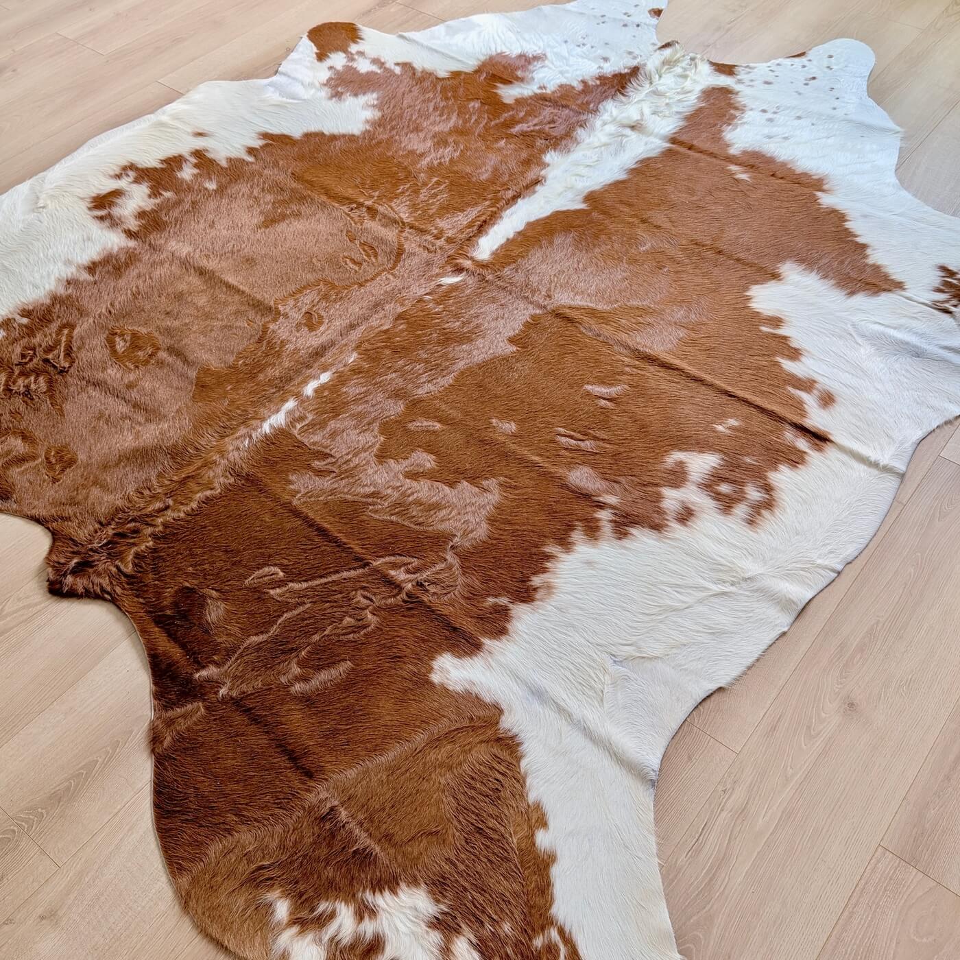 Covor din Piele de Vacă - Maro Roșiatic & Alb (235cm x 215cm) - pe parchet