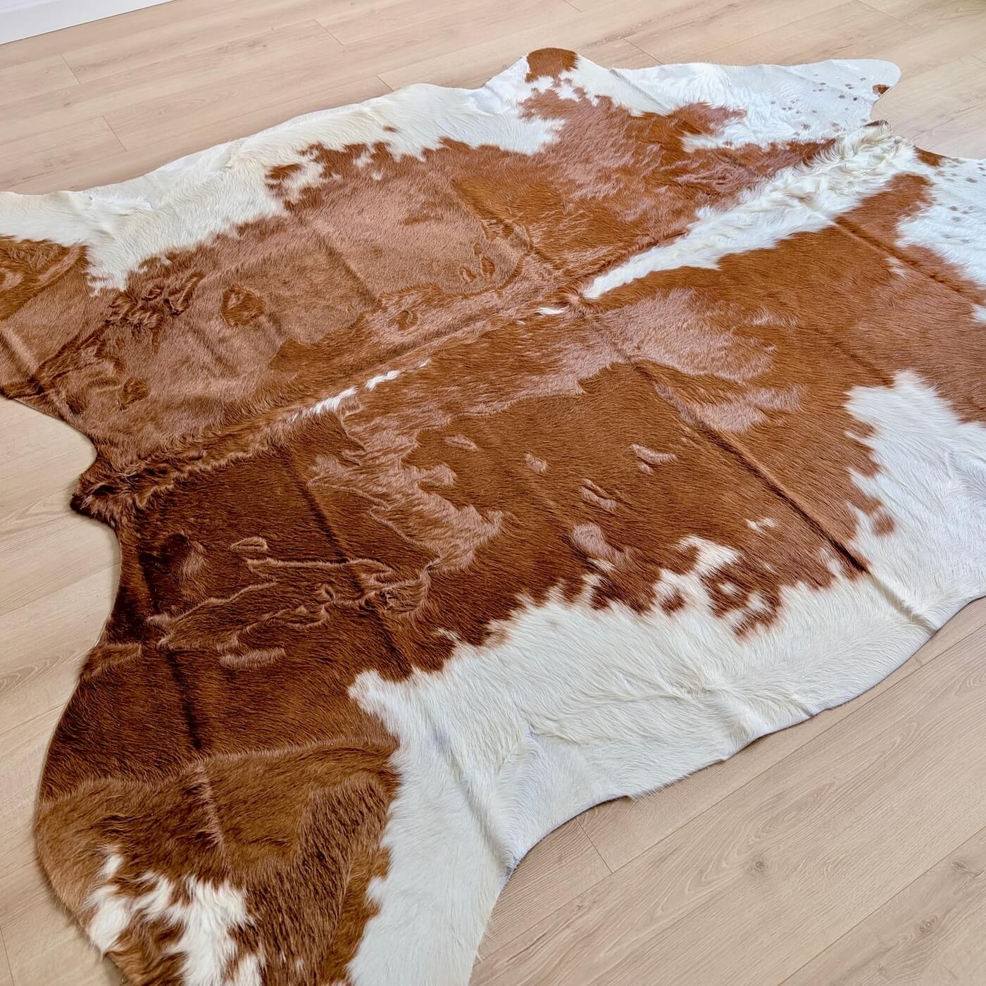 Covor din Piele de Vacă - Maro Roșiatic & Alb (235cm x 215cm) - piele naturală fotografiată real pe podea