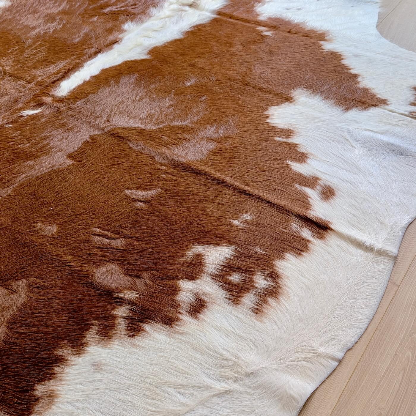 Covor din Piele de Vacă - Maro Roșiatic & Alb (235cm x 215cm) - lateral