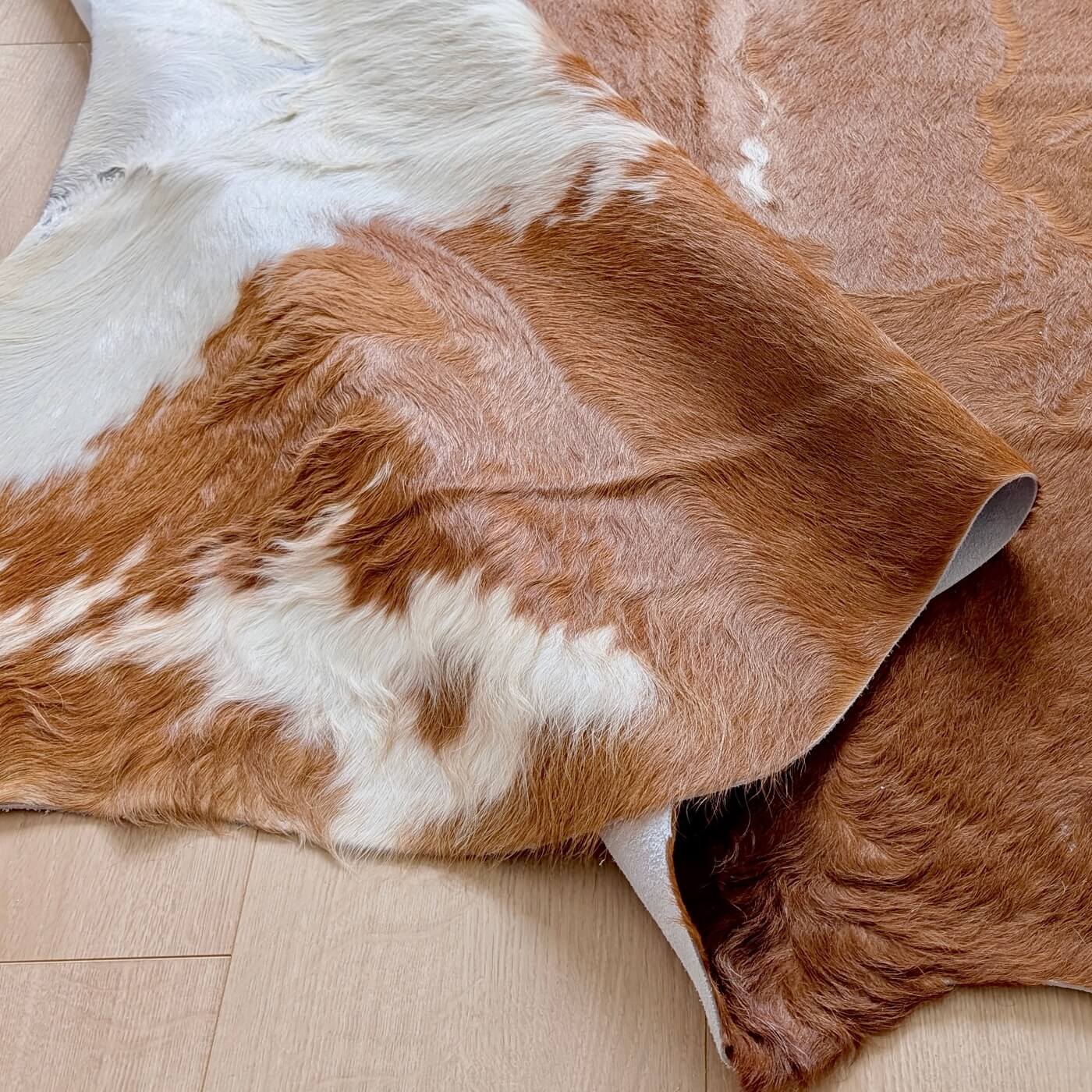 Covor din Piele de Vacă - Maro Roșiatic & Alb (235cm x 215cm) - calitate tabacita profesional