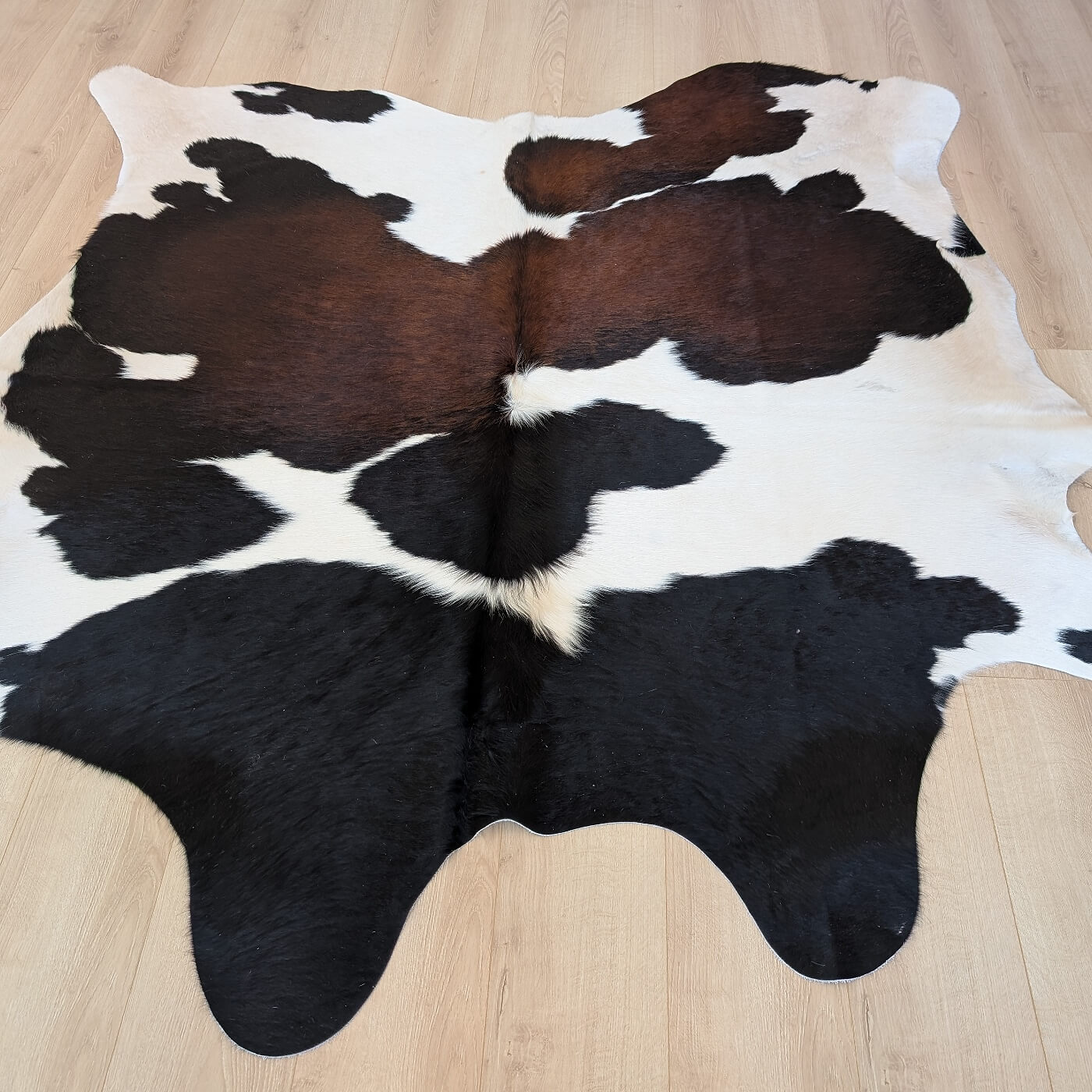 covor mic din piele de vaca tricolor mbch520