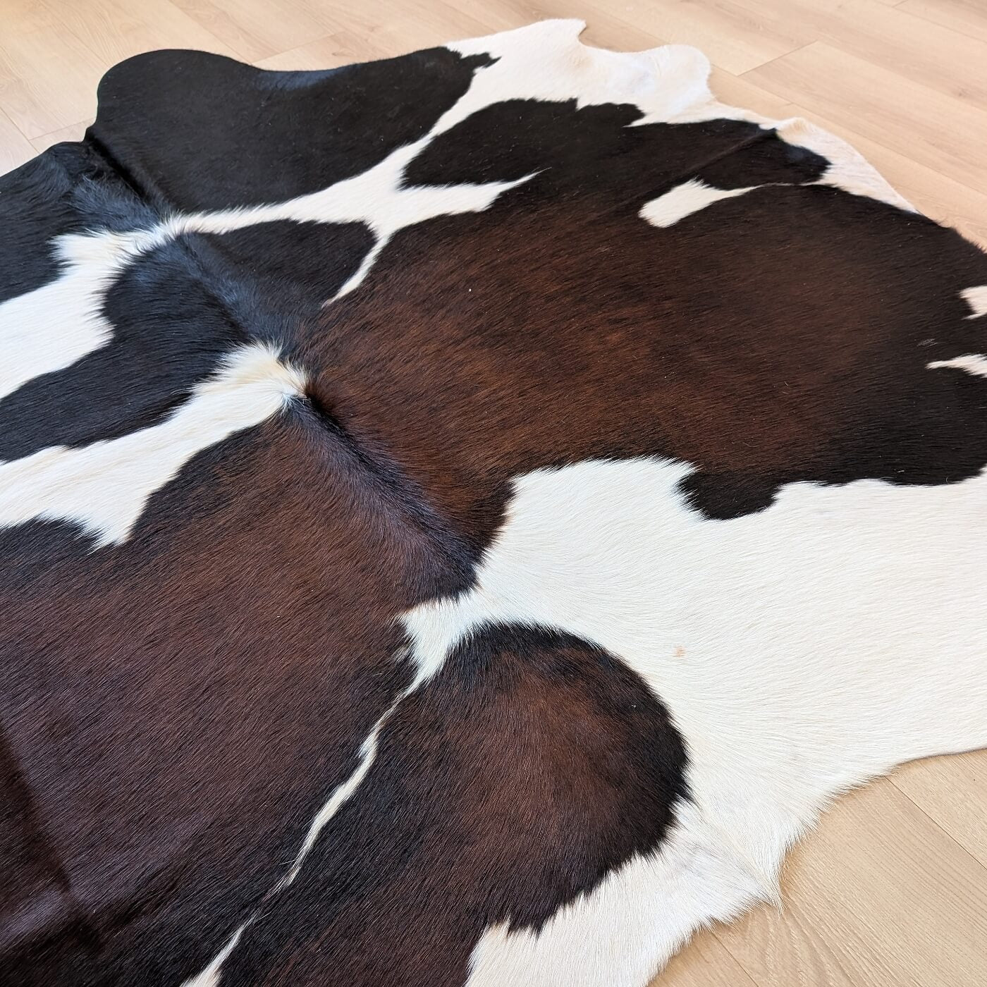 covor din piele de vaca alb maro si negru mbch520