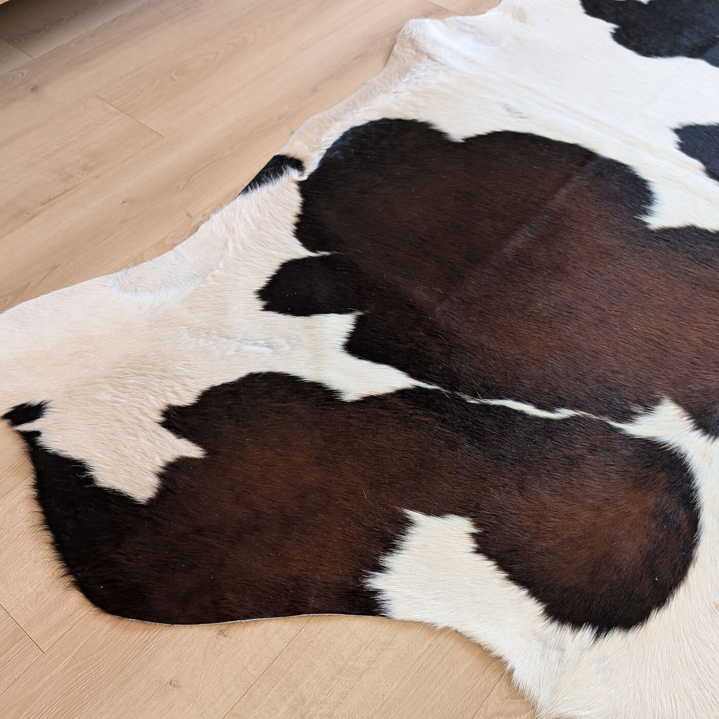 covor din piele de vaca alb cu pete maro mbch520