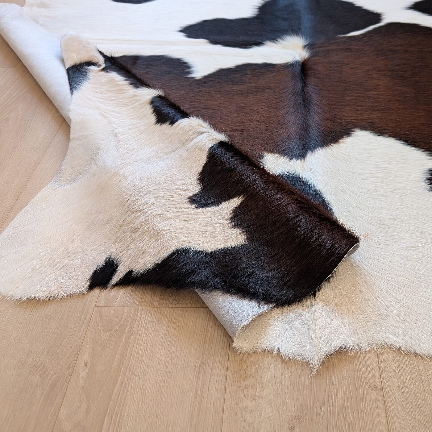 verso covor din piele intoarsa de vaca tricolor mbch520