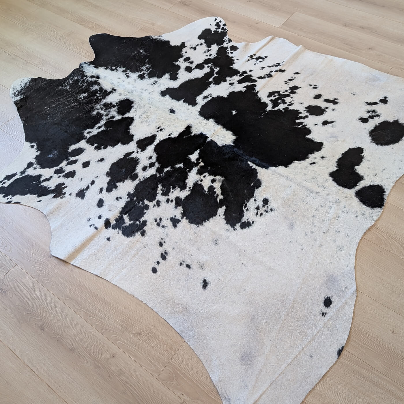 covor asimetric din piele de vaca alb si negru cu pete mbch521