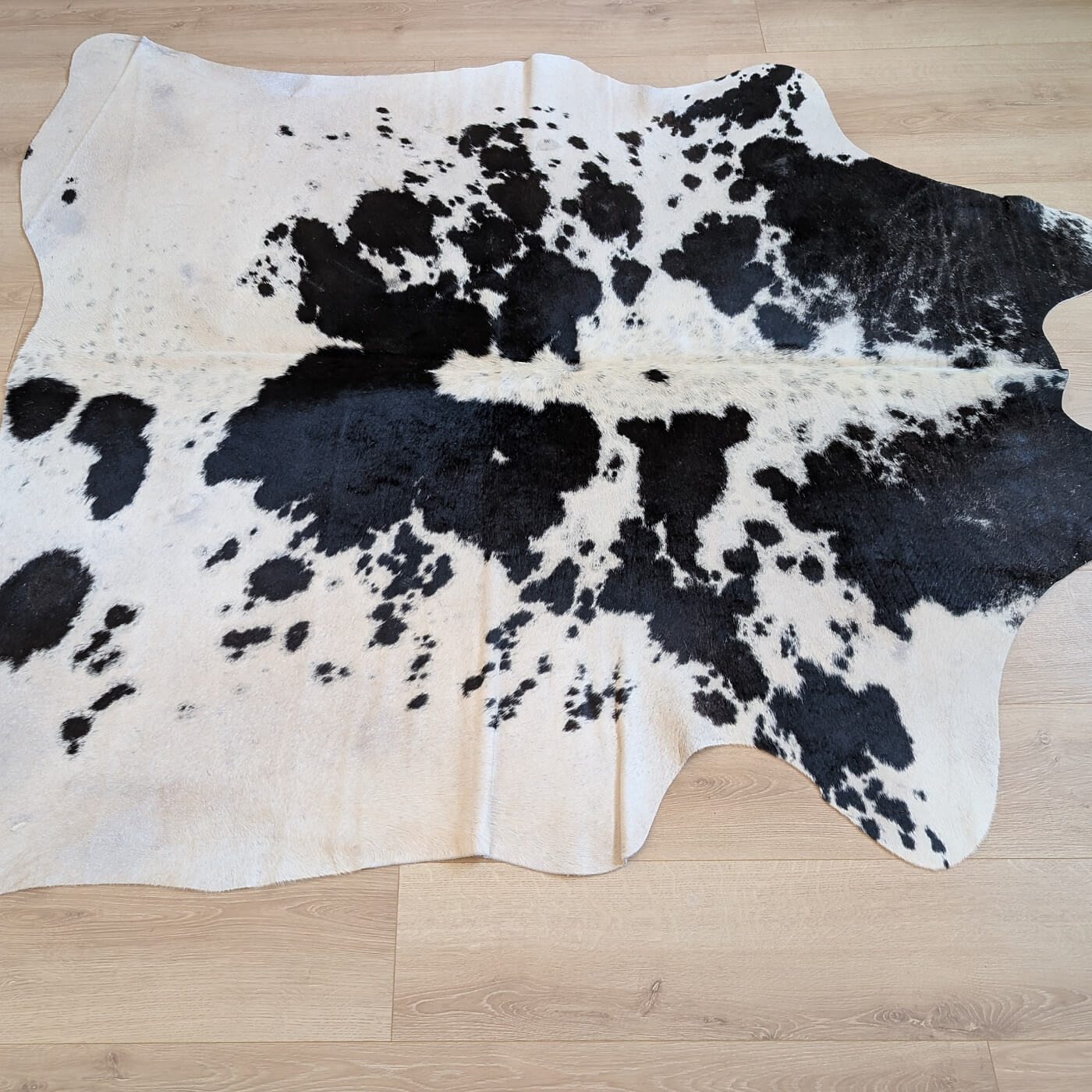 covor mic din piele de vaca alb si negru cu pete mbch521