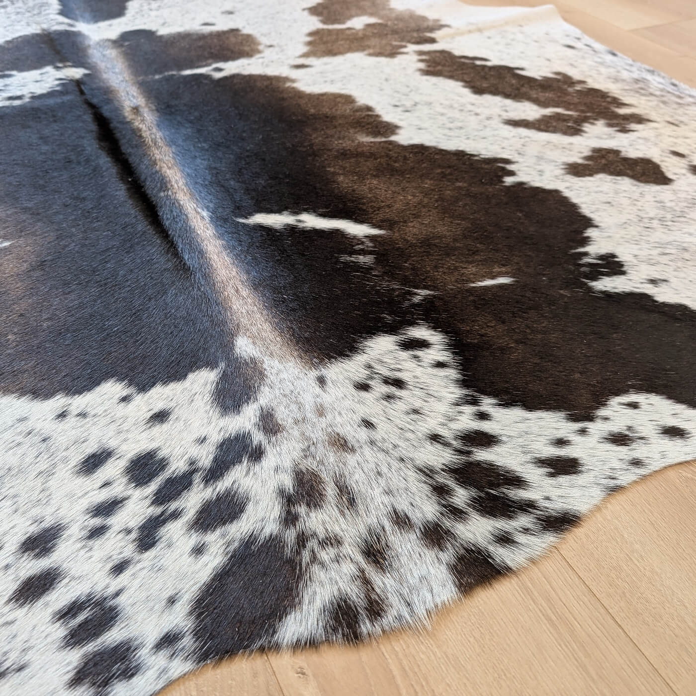 covor din piele de vaca maro si alb mbch522 cu fir mediu