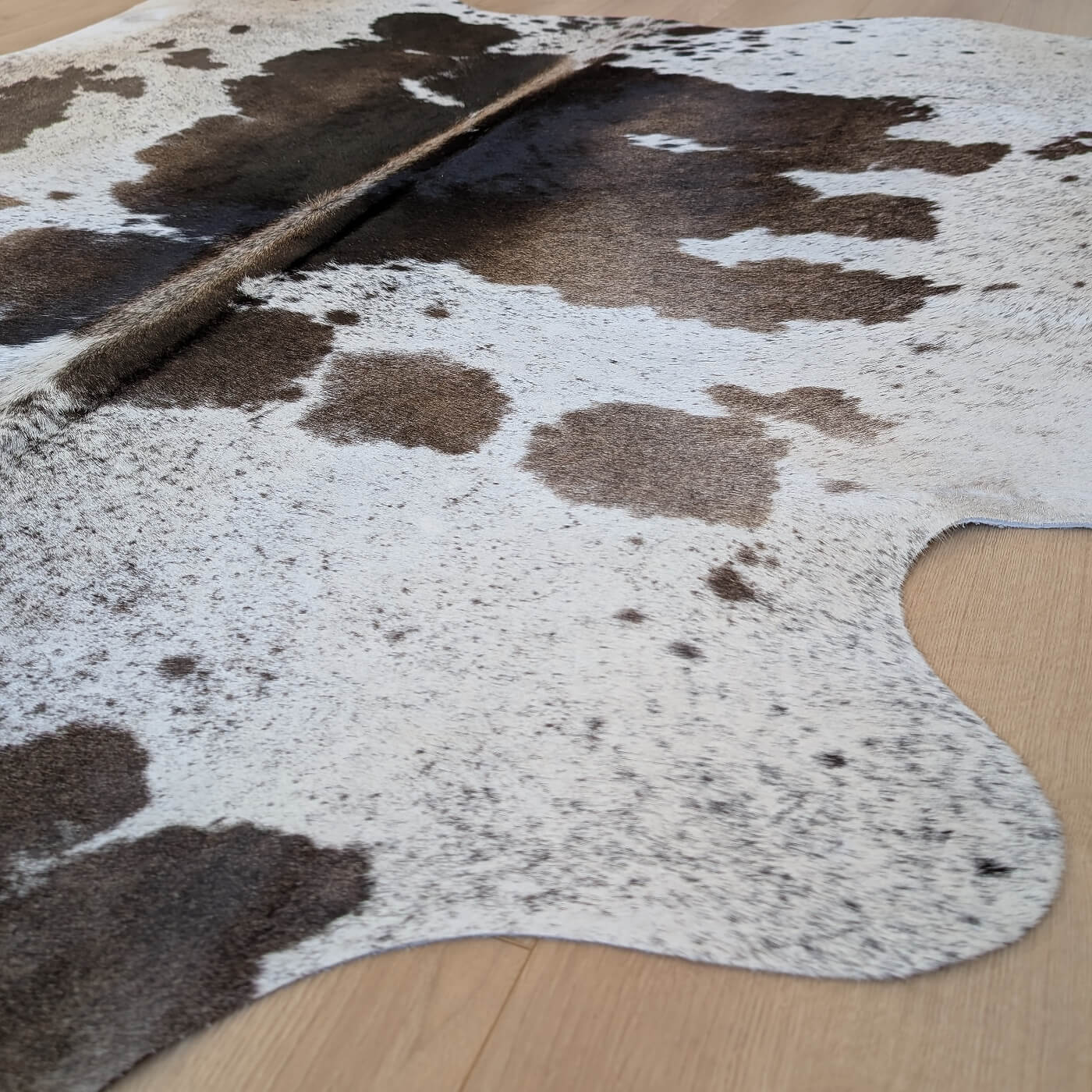 covor asimetruc din piele de vaca maro cu alb mbch522