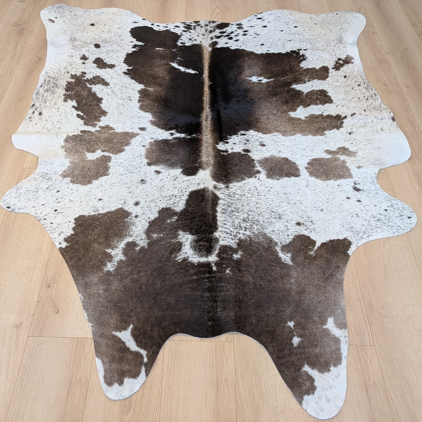 covor din piele de vaca gri cu pete maro mbch522