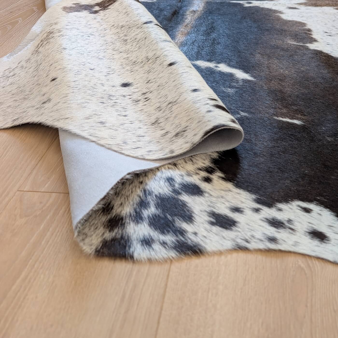 verso covor din piele intoarsa de vaca maro cu alb mbch522