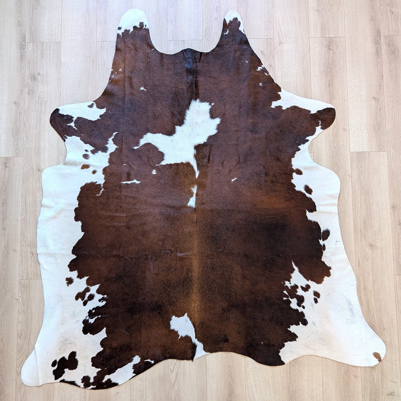 covor din piele de vaca maro cu alb mbch523