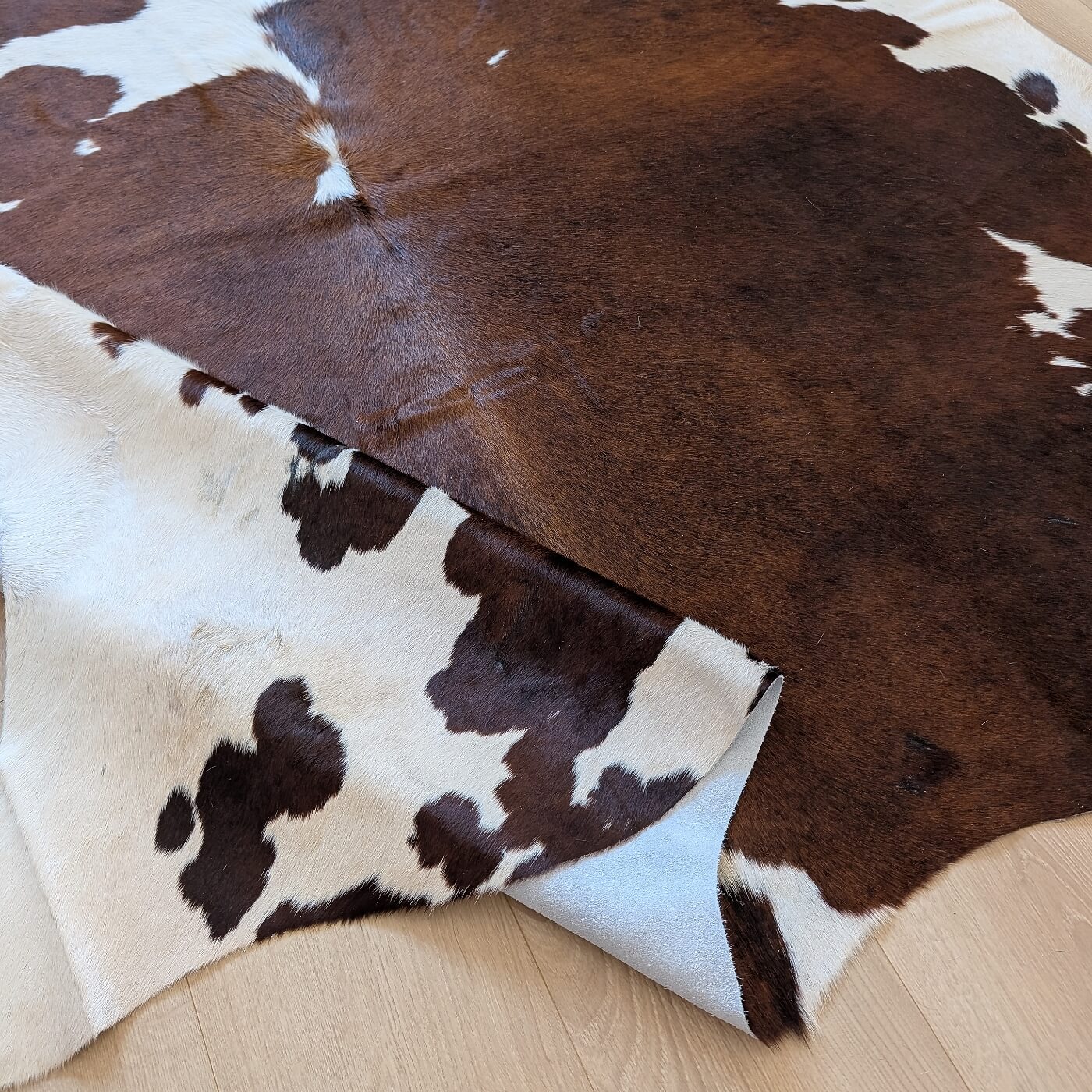 verso covor din piele intoarsa de vaca maro cu alb mbch523