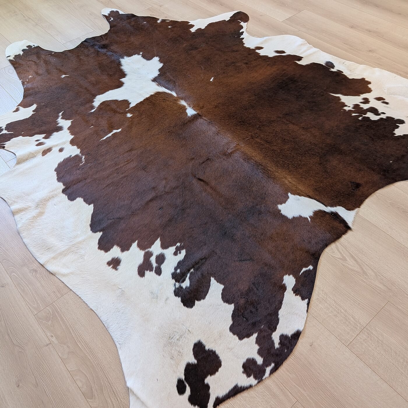 covor din piele de vaca maro cu margini albe mbch523