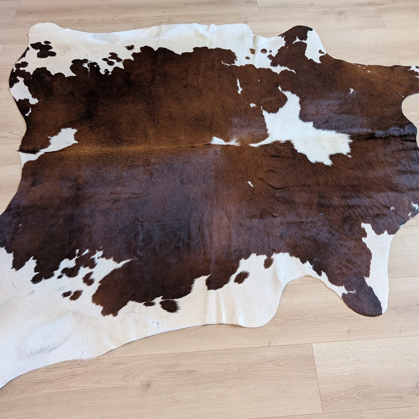 covor din piele naturala de vaca maro cu alb mbch523