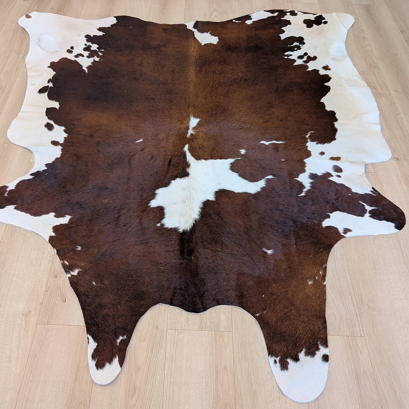 covor asimetric din piele de vaca maro cu alb mbch523