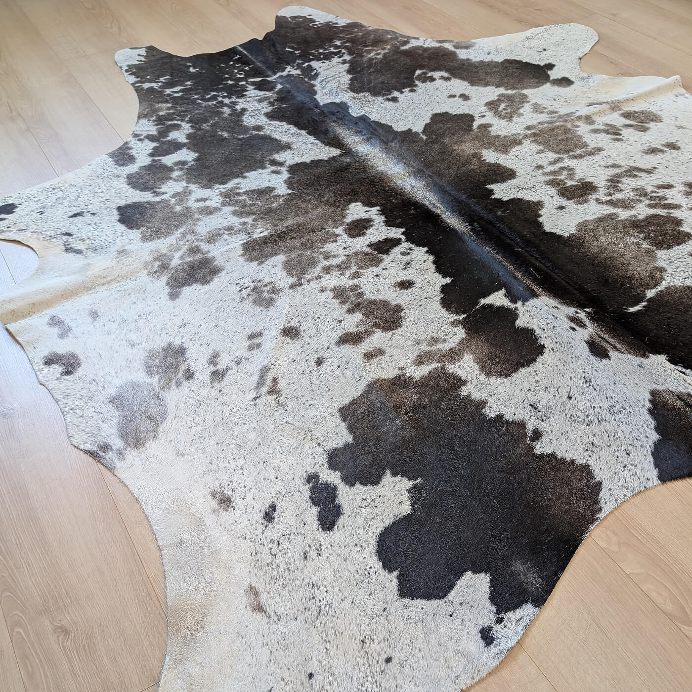 covor din piele de vaca cu pete in nuante de griuri mbch524