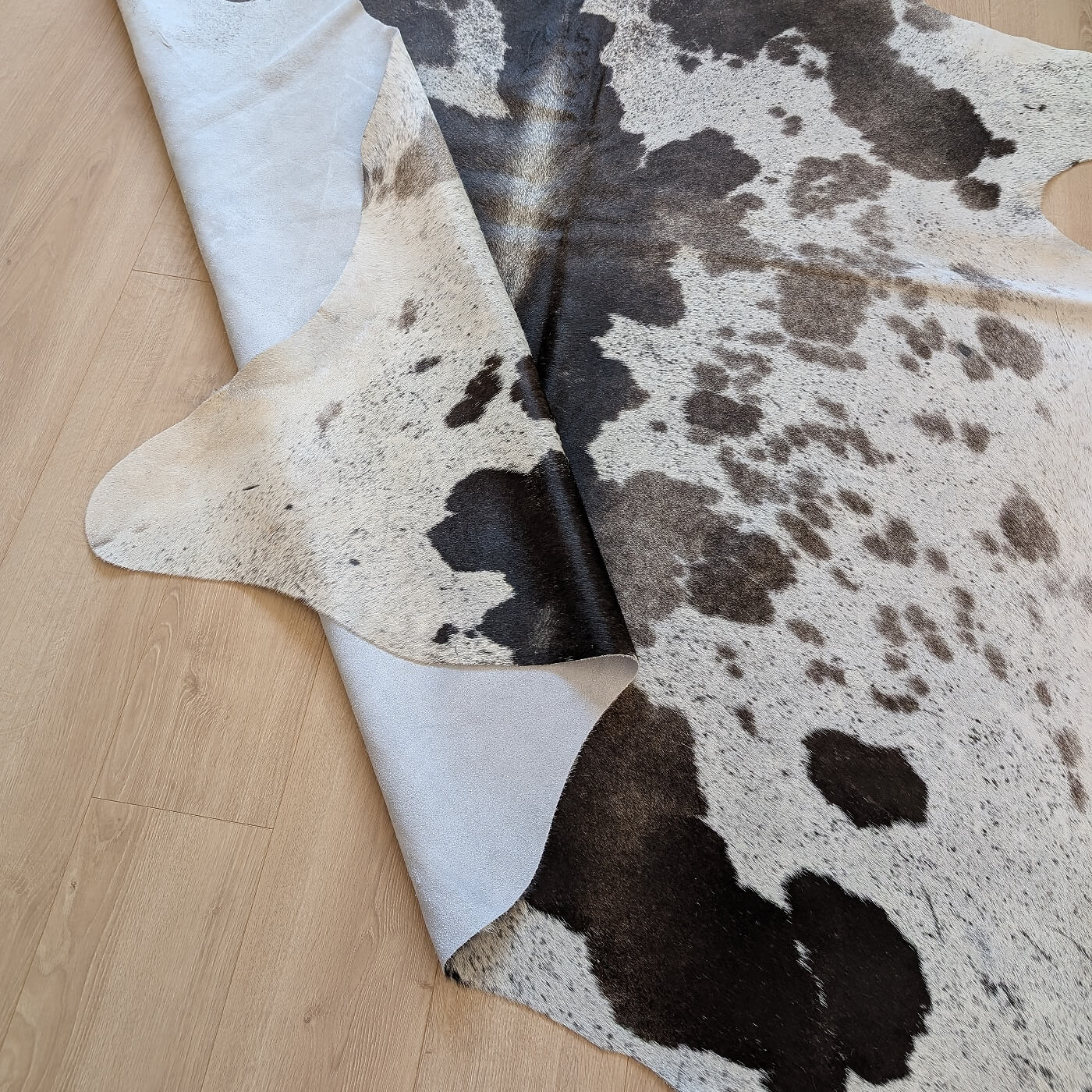 verso covor din piele intoarsa de vaca maro inchis si gri mbch524