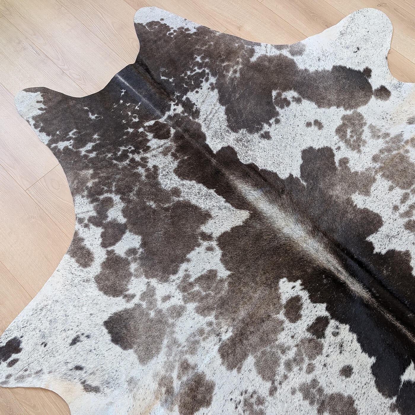covor asimetric din piele de vaca maro inchis si gri mbch524