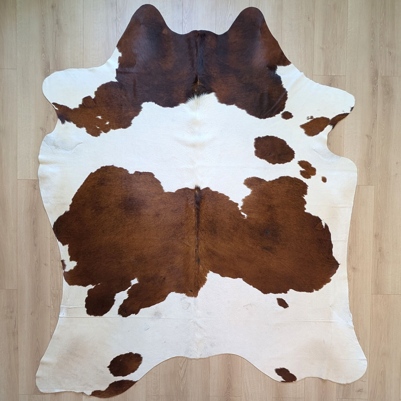 covor din piele de vaca maro cu alb mbch525