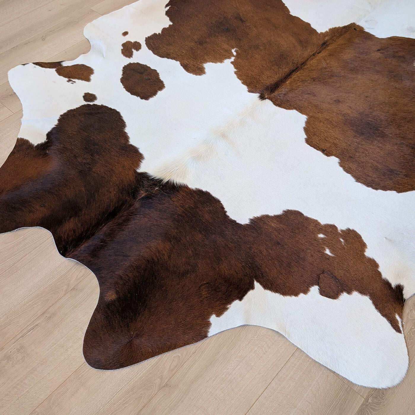 covor din piele naturala de vaca maro cu alb mbch525