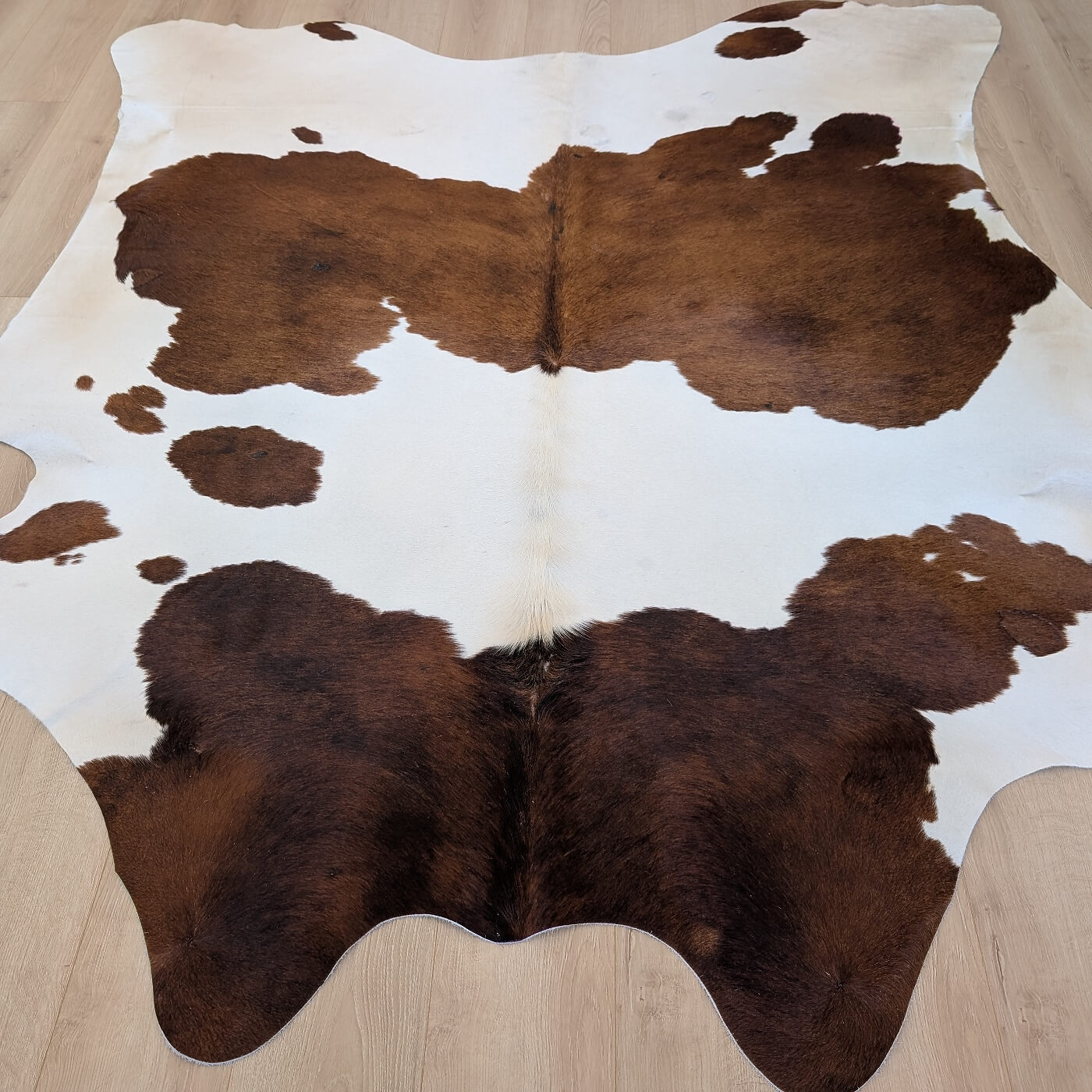 covor asimetric din piele de vaca maro cu alb mbch525
