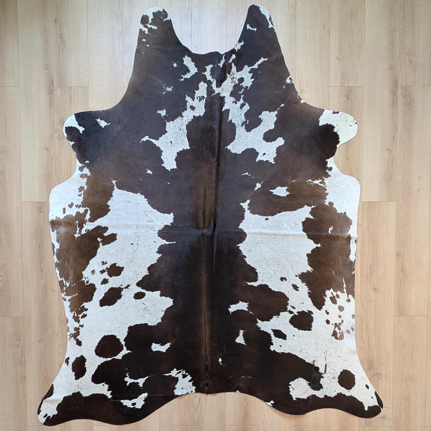 covor din piele de vaca maro inchis cu alb mbch526