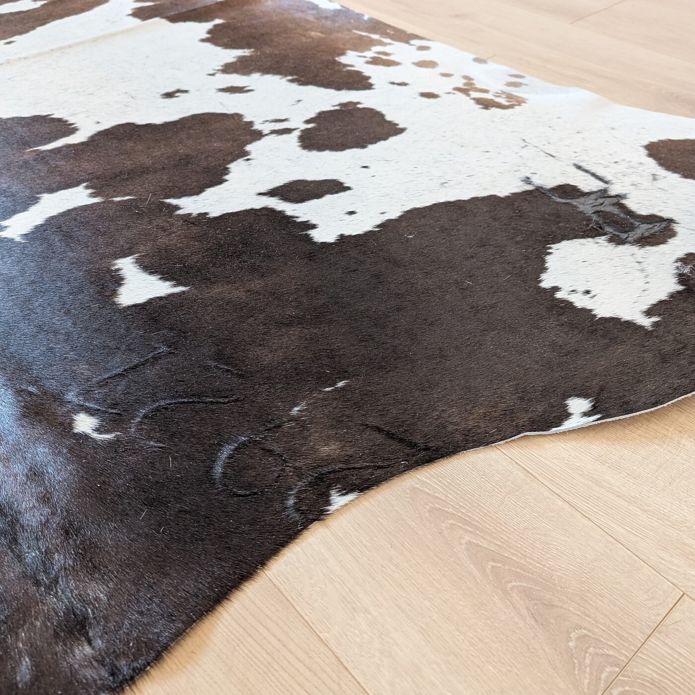 piele naturala de vaca maro inchis si alb mbch526 cu semne autentice