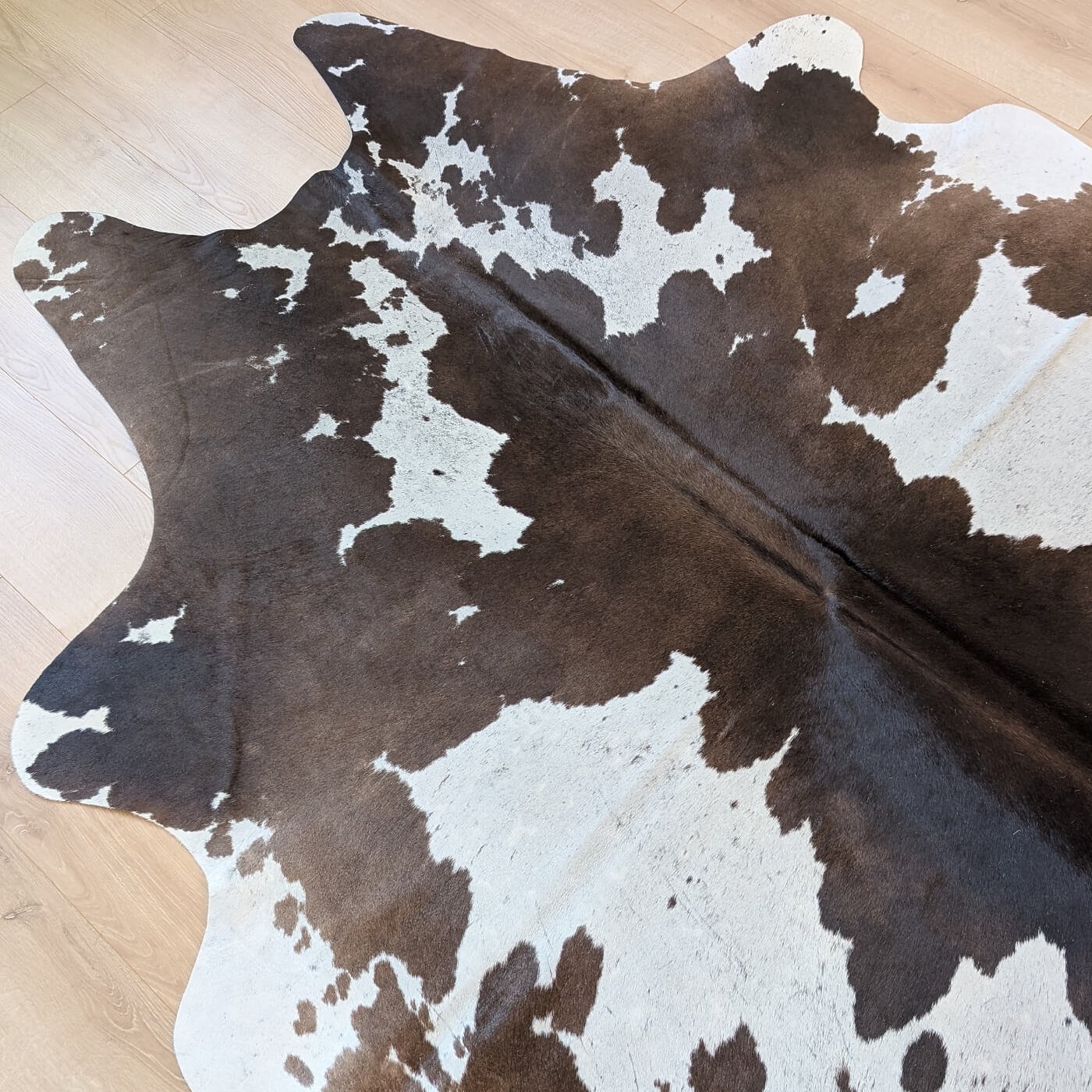 covor din piele de vaca maro inchis cu alb mbch526 cu fir scurt
