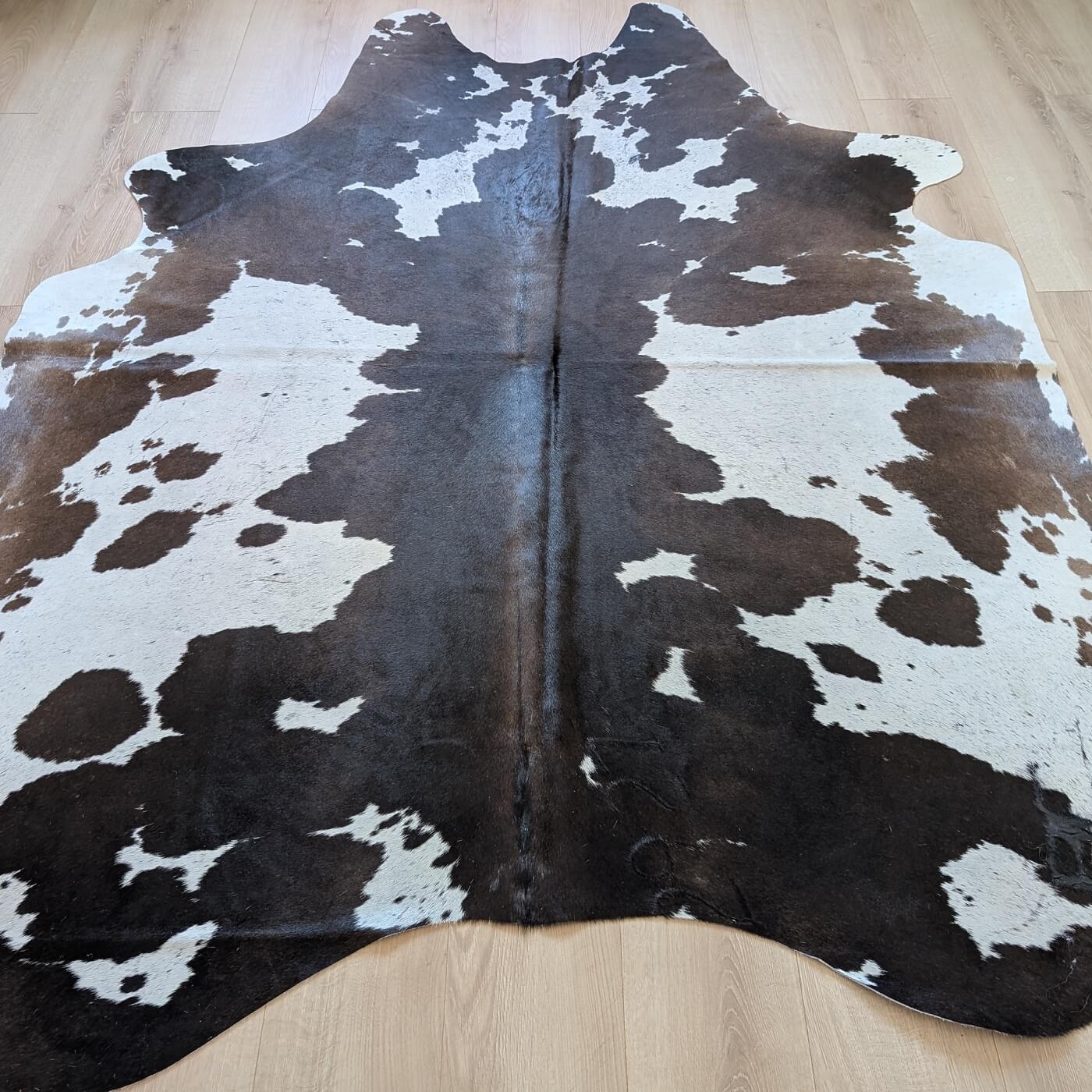 covor din piele naturala de vaca cu pete maro inchis si alb mbch526
