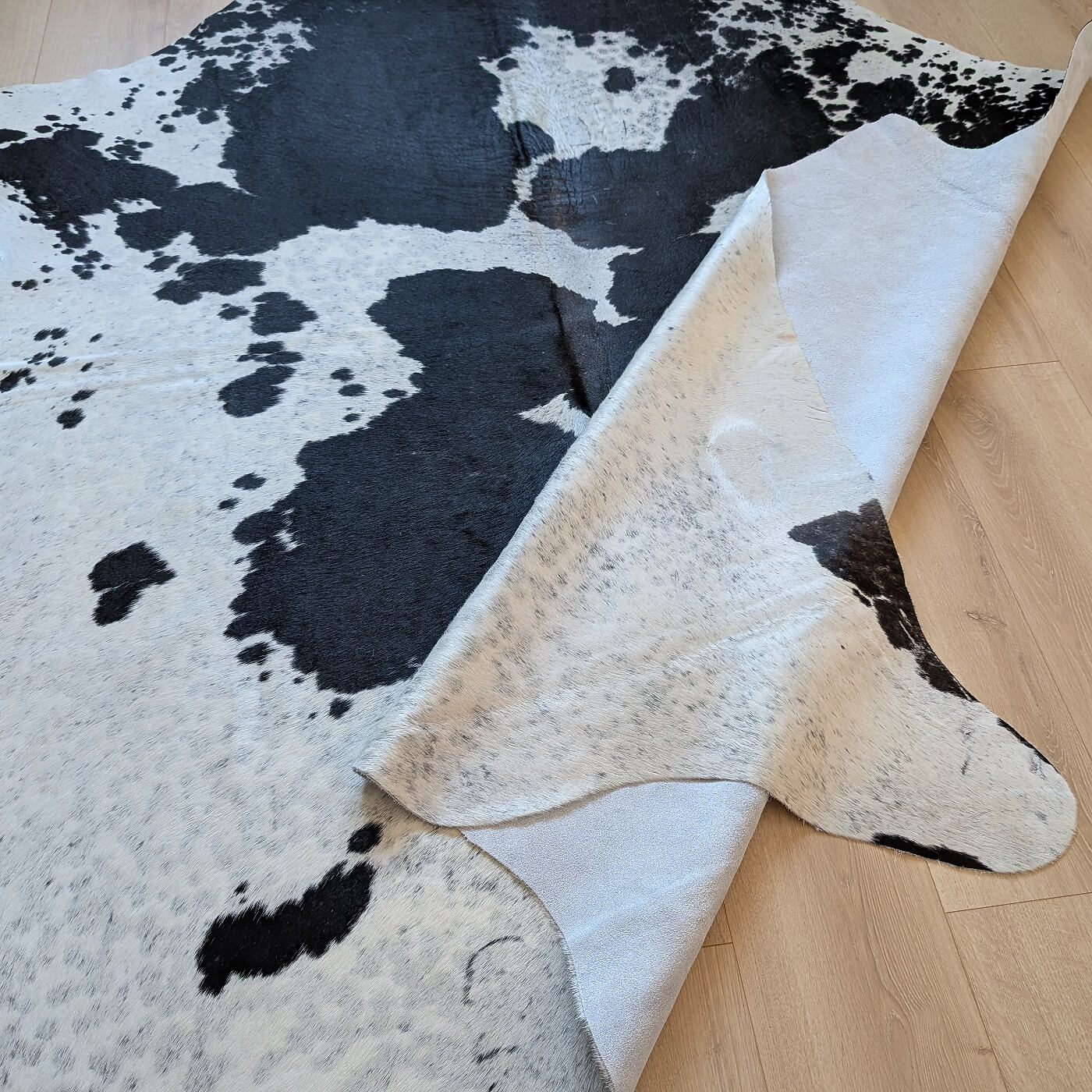 verso la covor din piele intoarsa de vaca negru cu alb mbch527