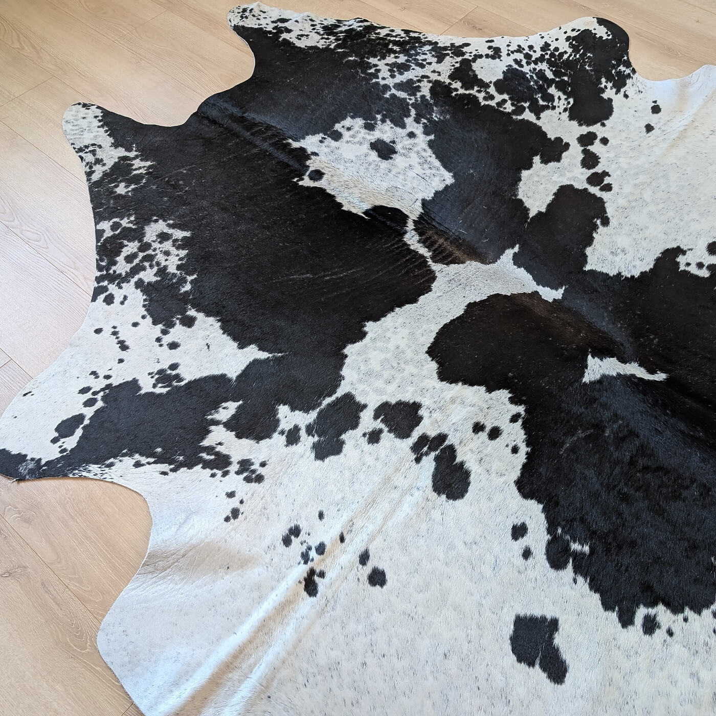 covor din piele de vaca negru cu alb mbch527 de dimensiuni mari