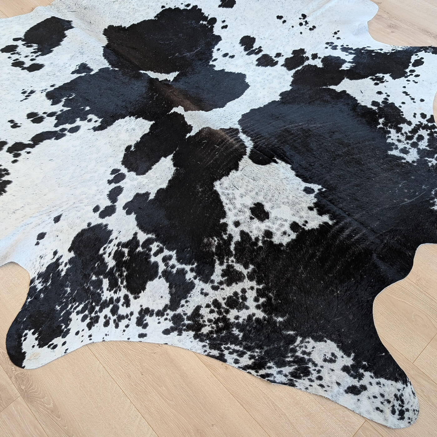 covor din piele de vaca negru cu alb mbch527 cu fir scurt