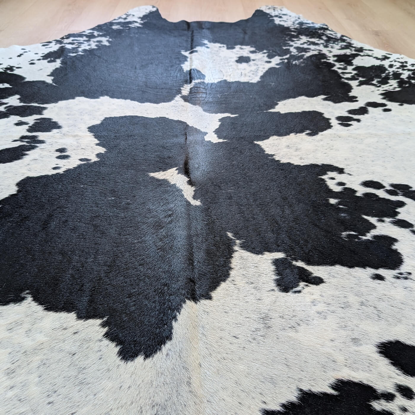 covor din piele naturala de vaca negru cu alb mbch527