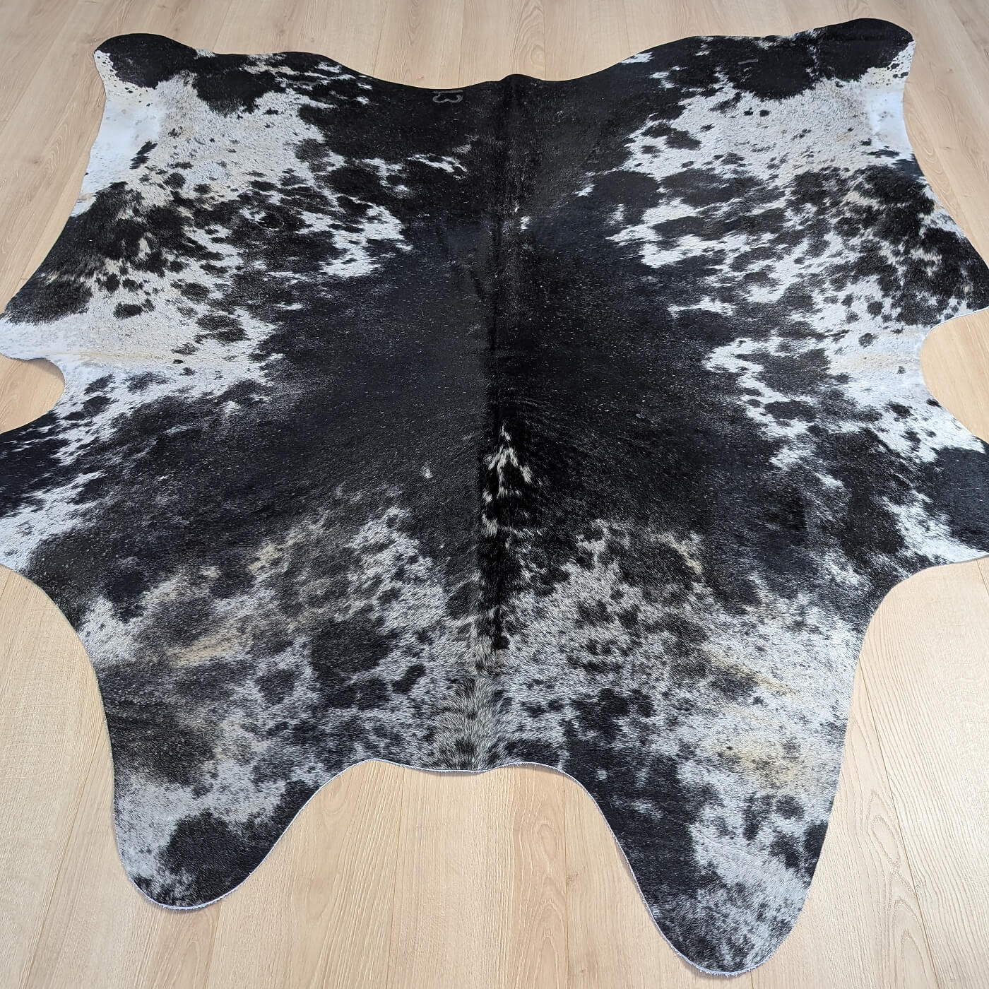 covor asimetric din piele de vaca negru pestrit mbch529