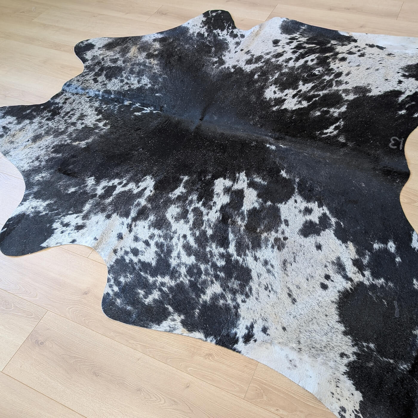 covor din piele de vaca cu fir scurt negru pestrit mbch529