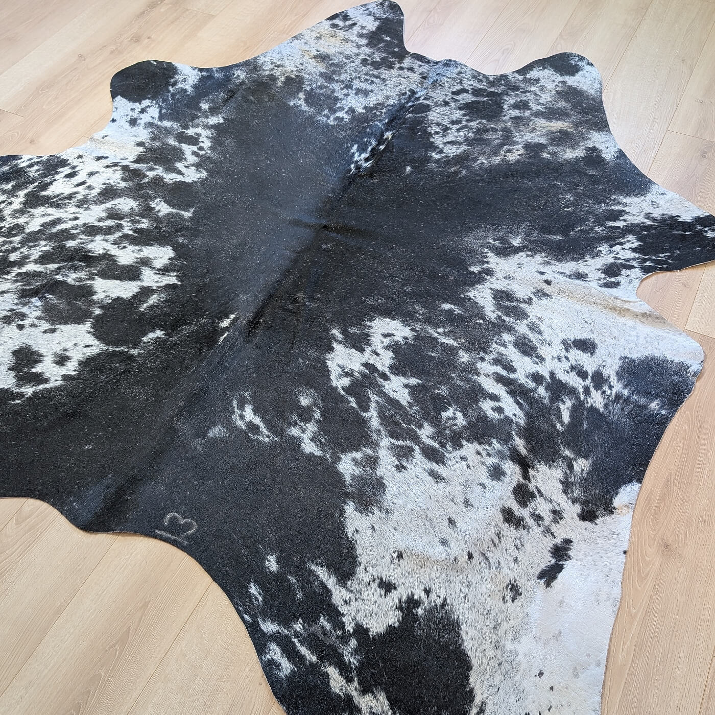 covor din piele de vaca negru pestrit mbch529 pe parchet