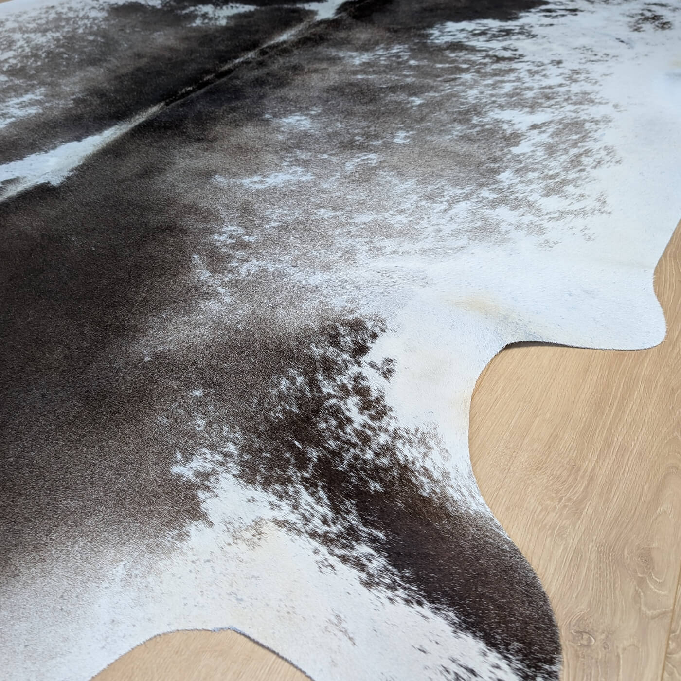 covor asimetric piele de vaca maro inchis cu alb mbch530