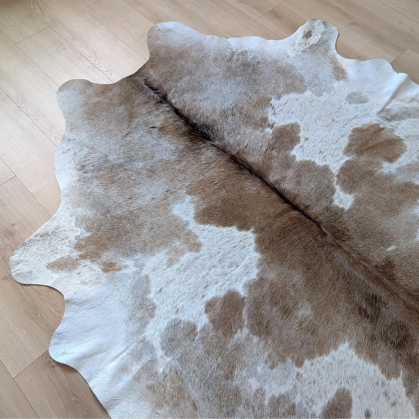 covor piele de vaca cu pete maro si alb mbch531 in forma asimetrica