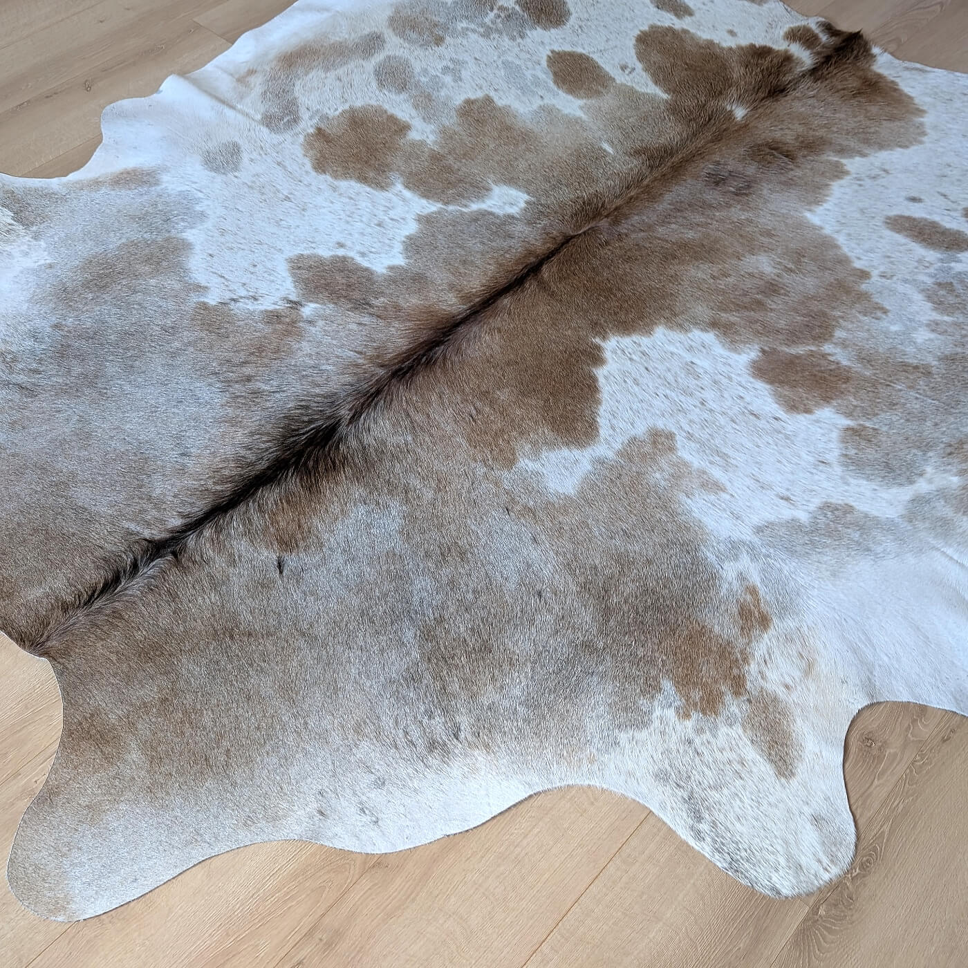 covor deosebit din piele de vaca cu pete maro si alb mbch531