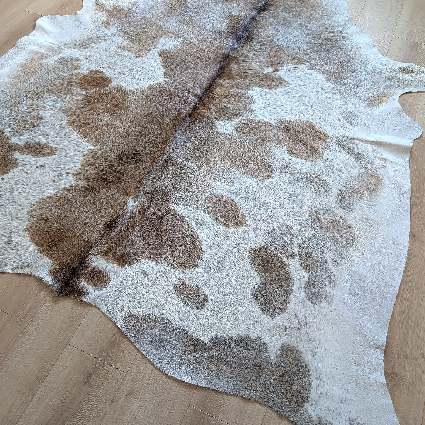 covor piele de vaca cu pete maro si alb mbch531 cu fir scurt