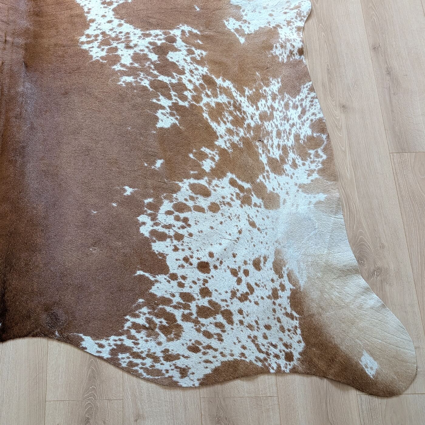 covor piele de vaca maro pestrit mbch532 pe parchet