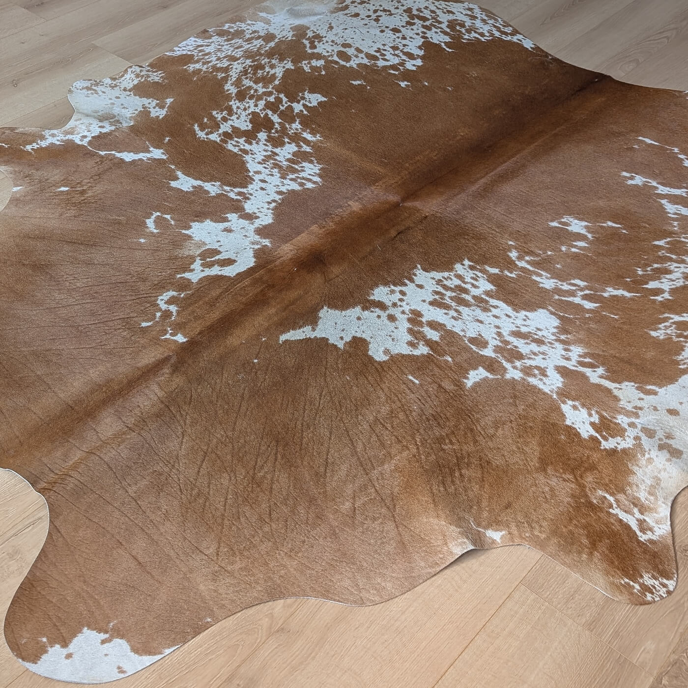 covor piele de vaca maro pestrit mbch532 cu fir foarte scurt
