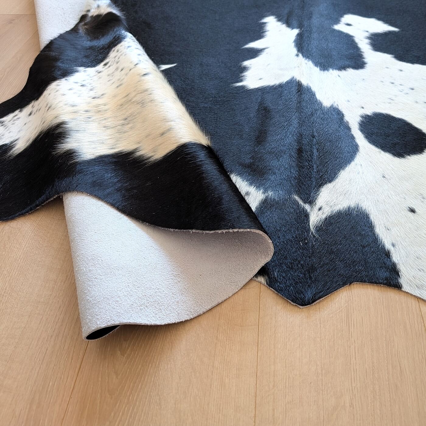 Covor din Piele de Vaca - Negru & Alb (260cm x 230cm)