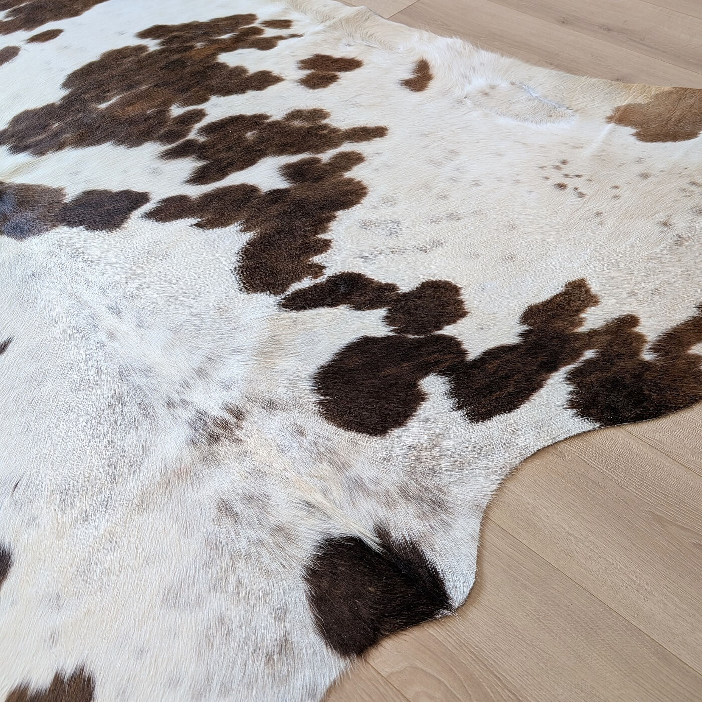 Covor din Piele de Vaca - Alb & Maro cu Pete (240cm x 215cm)