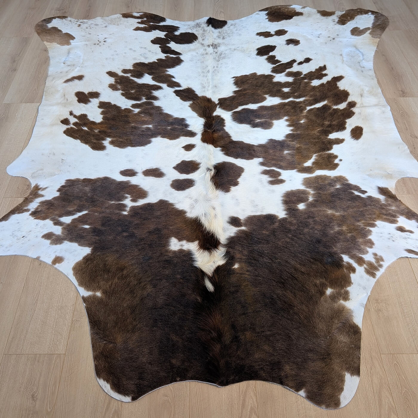 Covor din Piele de Vaca - Alb & Maro cu Pete (240cm x 215cm)