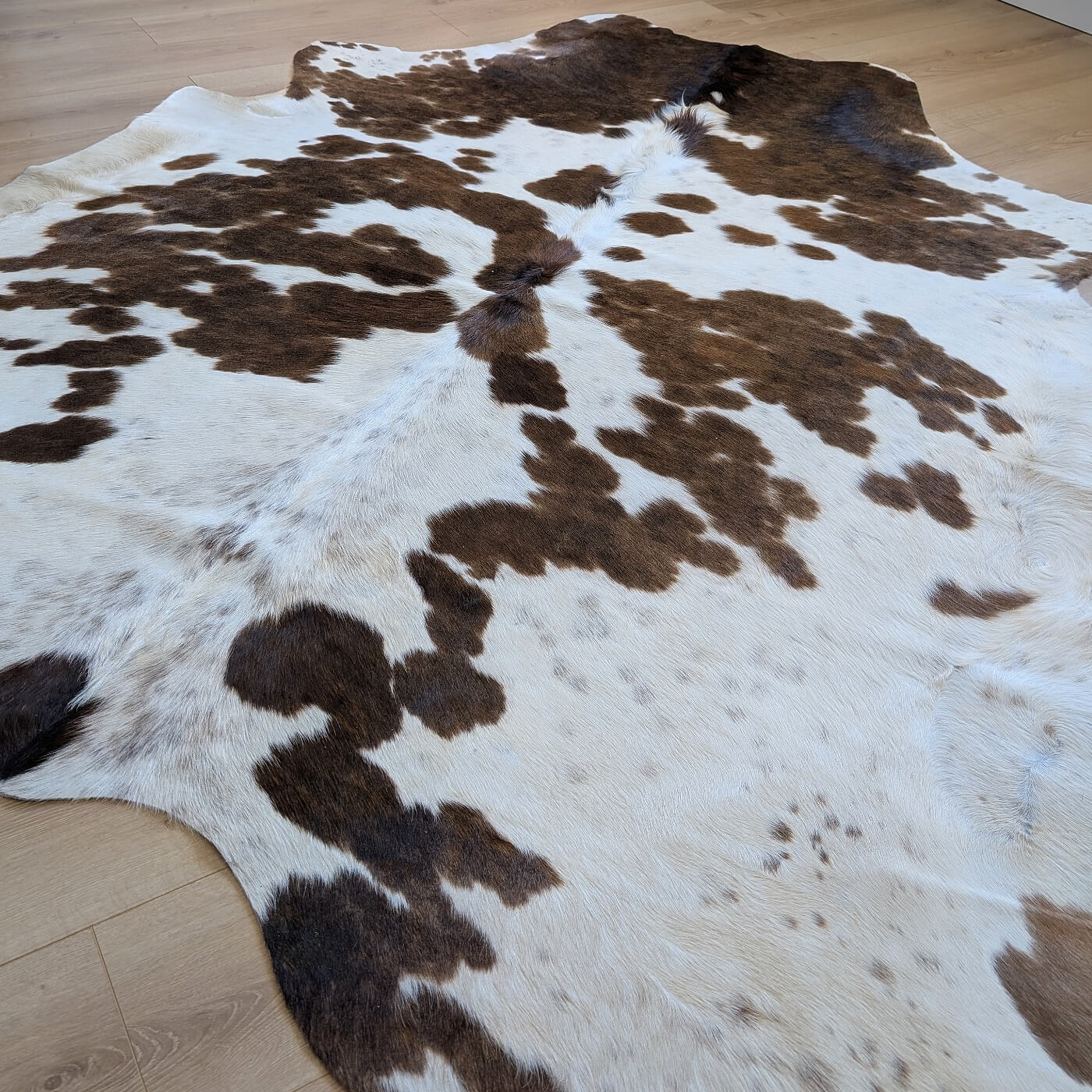 Covor din Piele de Vaca - Alb & Maro cu Pete (240cm x 215cm)